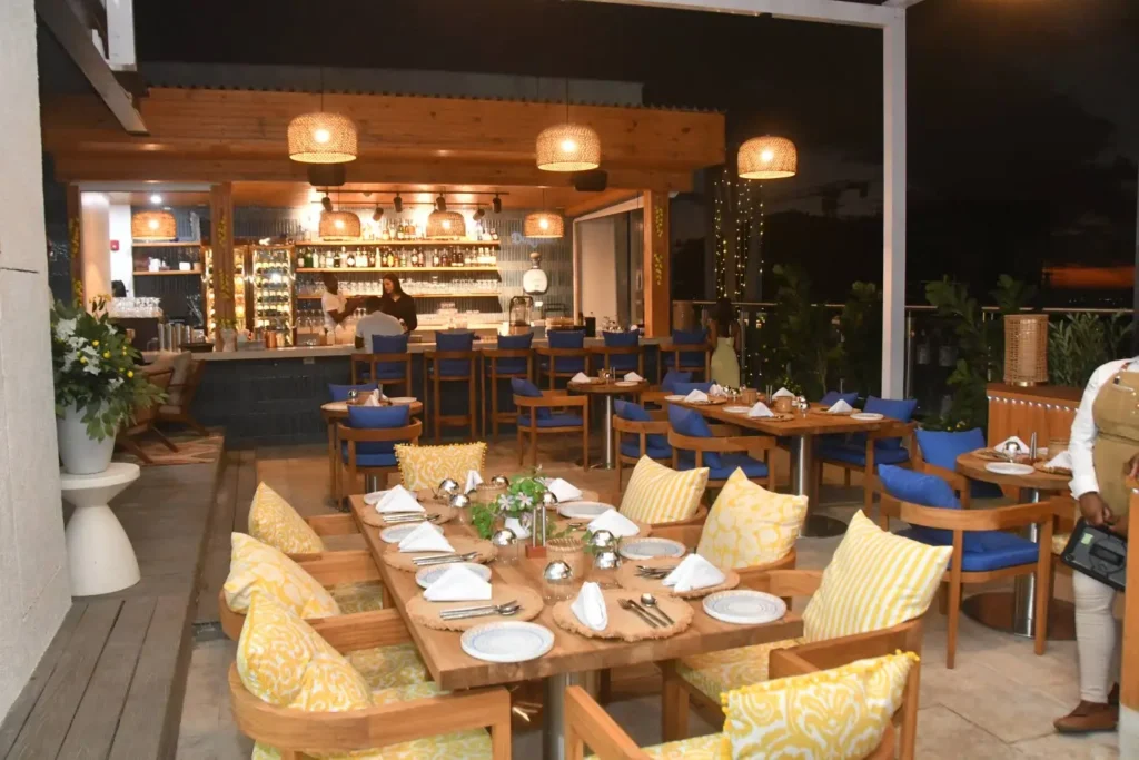 The First Time at Mezza Luna — How the Night Unfolds